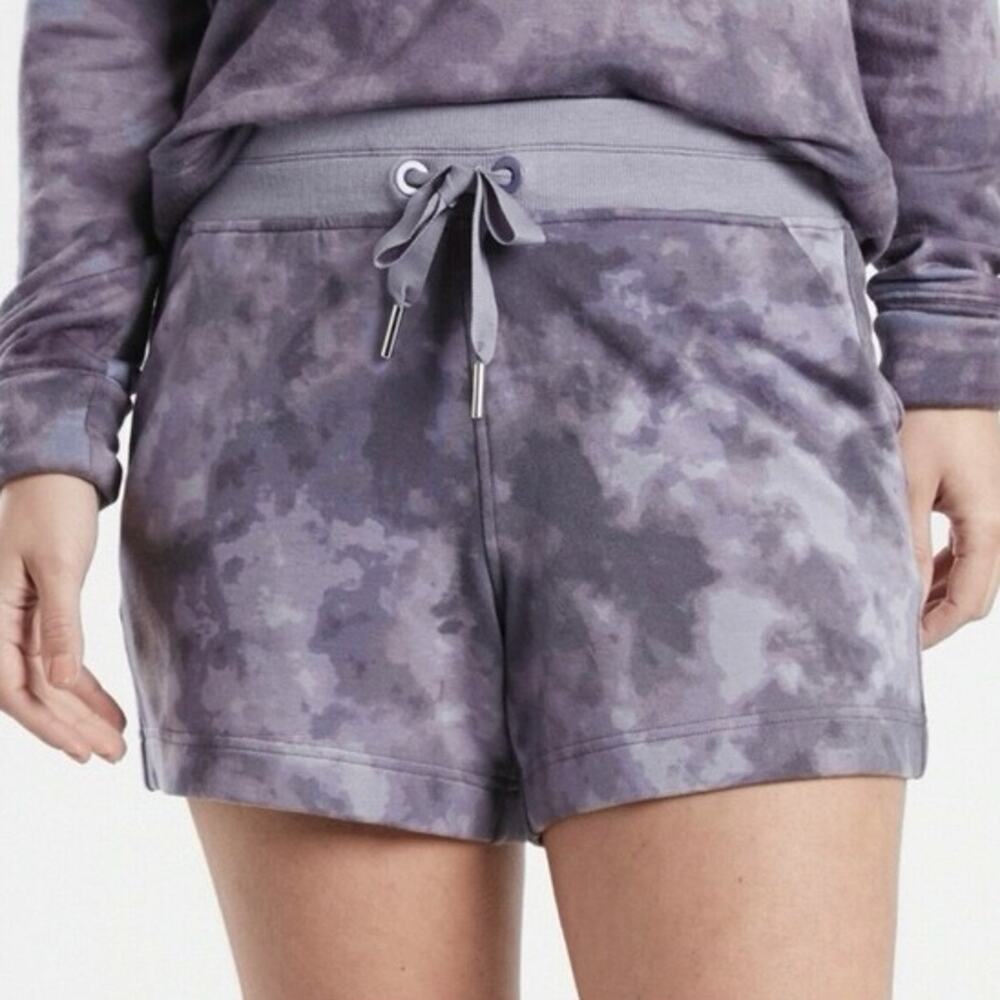 Athleta Balance printed 4" shortie shorts in a purple tie-dye pattern size large